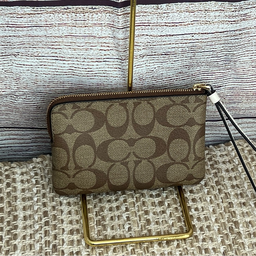 Coach signature canvas corner zip wristlet - Picture 4 of 5